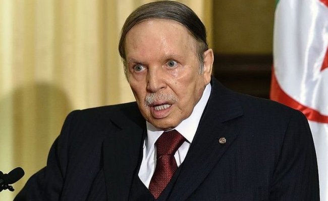 Президент Алжира подает в отставку