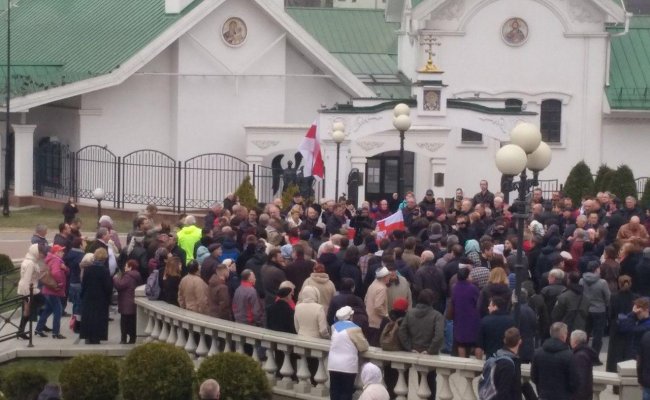 Статкевич организовал в Минске молебен в память о жертвах Куропат