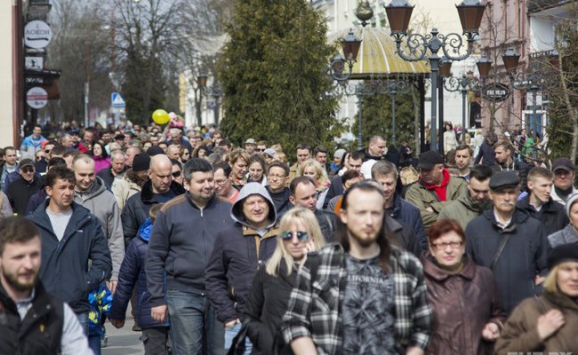 Противники завода АКБ в Бресте прошли по центру города, выкрикивая протестные лозунги
