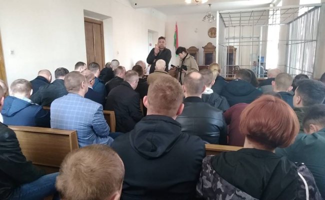 В Бресте из зала суда, где судят блогера Петрухина вывели всех активистов