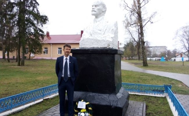 На Гродненщине оппозиционеры принесли к памятнику Ленина венок с надписью «Немецкому шпиону»