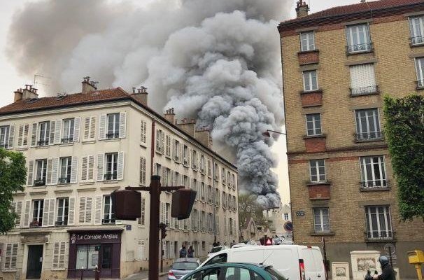 В Париже около Версаля вспыхнул пожар