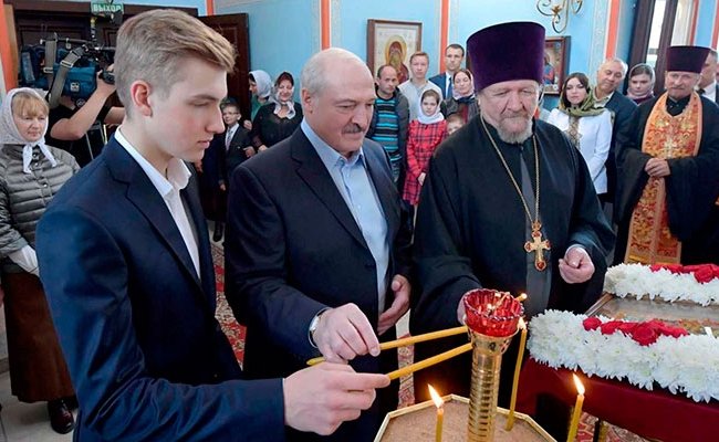 Президент встретил Пасху в  храме Рождества Христова в Логойском районе