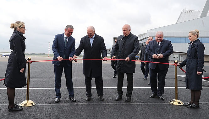 Президент открыл вторую взлетно-посадочную в аэропорту Минска