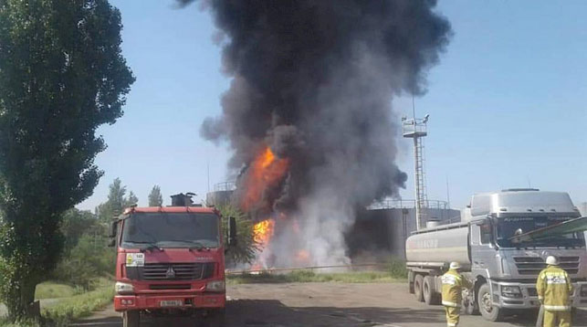 В Кыргызстане горела нефтебаза: пострадал один человек