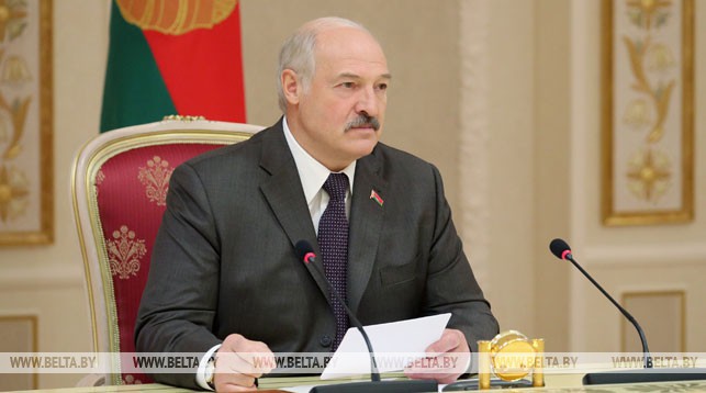 Лукашенко об упреках в авторитаризме: Людям было нечего есть, пока нас учили демократии