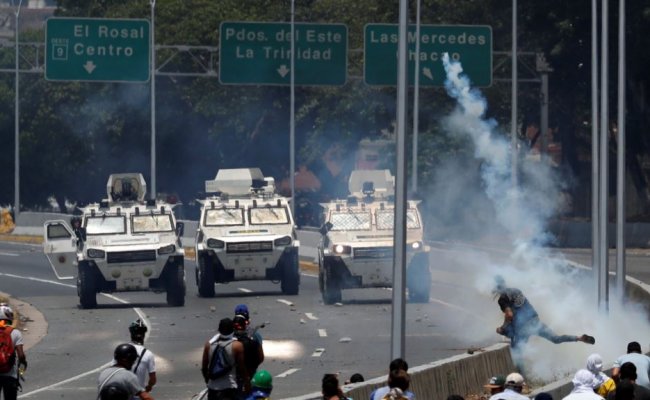 В Венесуэле правоохранители применили газ и военную технику против протестующих оппозиционеров - СМИ