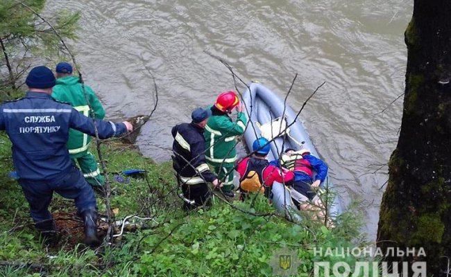 В Карпатах автобус с белорусскими туристами сорвался в реку: погибли три человека