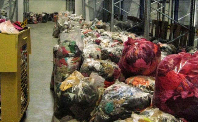 Из Латвии в Беларусь пытались провезти контрабандные одежду и обувь