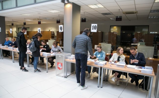 В Литве проходят президентские выборы и два референдума