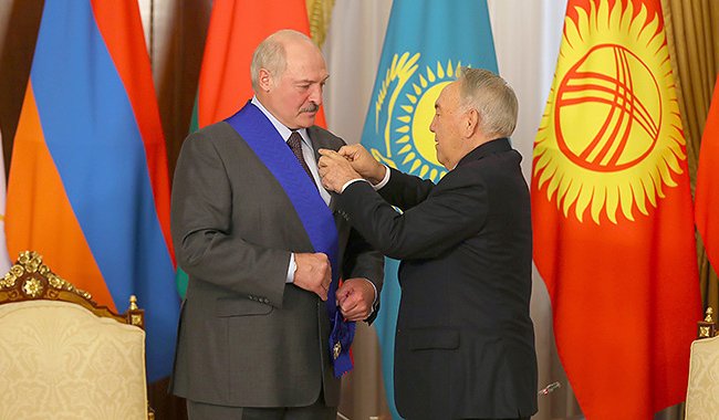 Лукашенко наградили орденом первого президента Казахстана