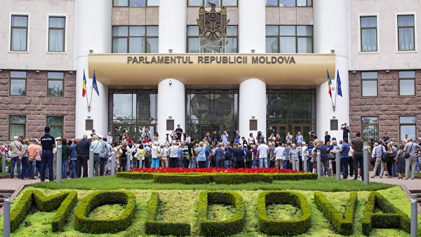 КС Молдавии временно отстранил от должности президента Додона – парламент распустили