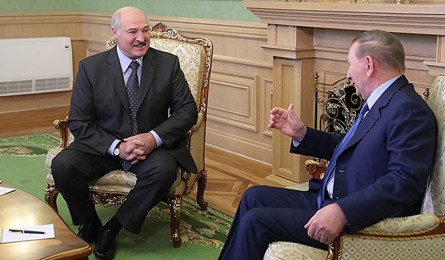 Лукашенко на встрече с Кучмой: Политика тебя не отпускает никак, и это к лучшему