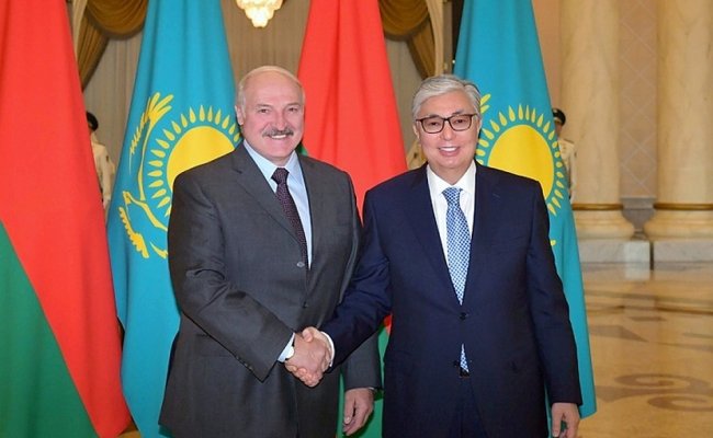 Лукашенко поздравил Токаева с убедительной победой на выборах президента Казахстана