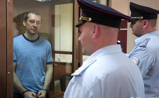 Сотрудника антикоррупционного главка МВД РФ посадили на 13 лет за взяточничество
