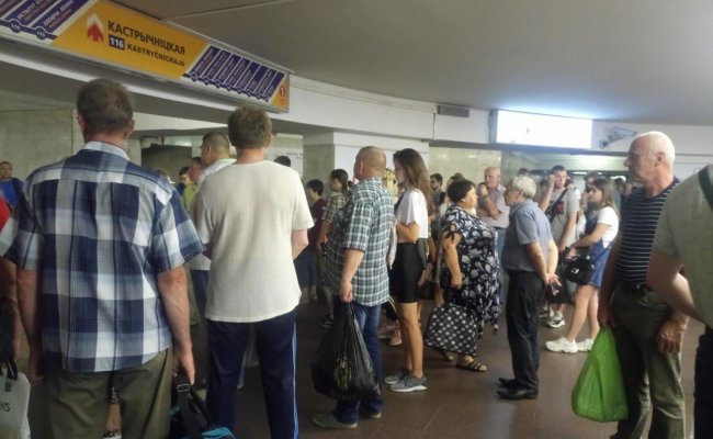 Минчан эвакуируют со станции метро «Октябрьская» из-за подозрительной сумки