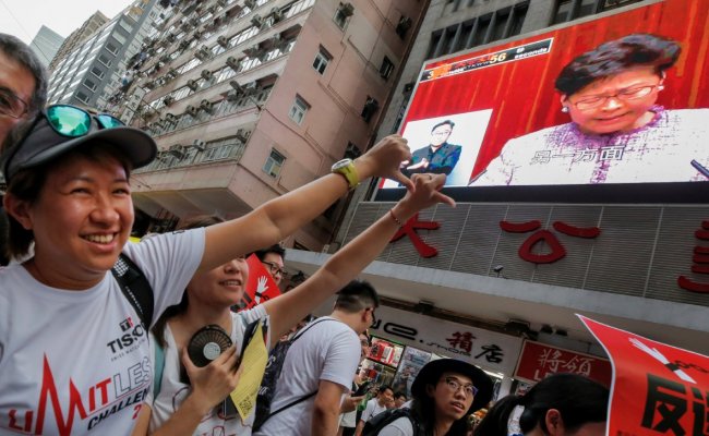 В Гонконге приостановили работу над законом об экстрадиции из-за массовых протестов