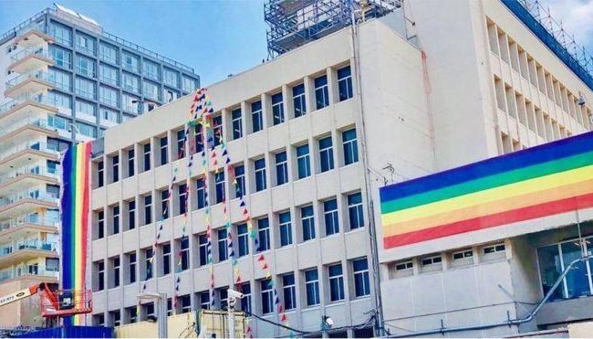 Дипмиссии США в мире вывесили флаги ЛГБТ в нетрадиционных местах в знак протеста
