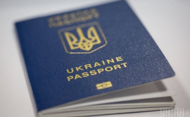 Зеленский выдал украинские паспорта двум белорусам, участвовавшим в вооруженном конфликте на Донбассе