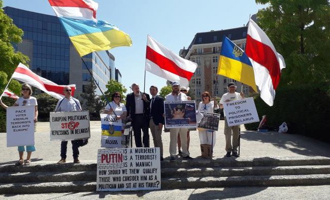 Белорусская диаспора провела в Брюсселе пикет против возвращения России в ПАСЕ