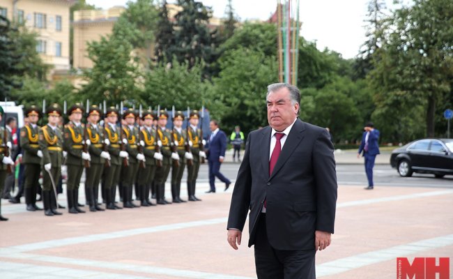 Президент Таджикистана возложил цветы к монументу Победы в Минске