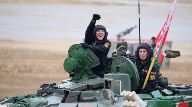 Белорусские военные заняли второе место в эстафете «Танковый биатлон» на АрМИ