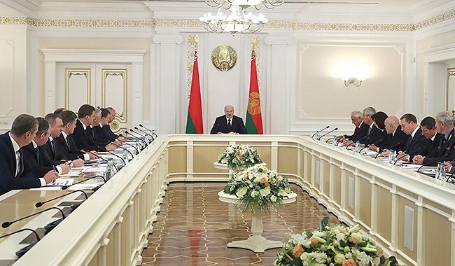 Президент обсудил с руководством Совмина вопросы экономического развития страны