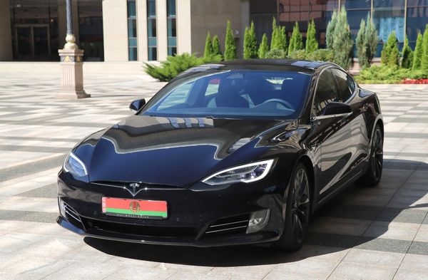 Эйсмонт сообщила, что Лукашенко выкупил электрокар Tesla «с завода»