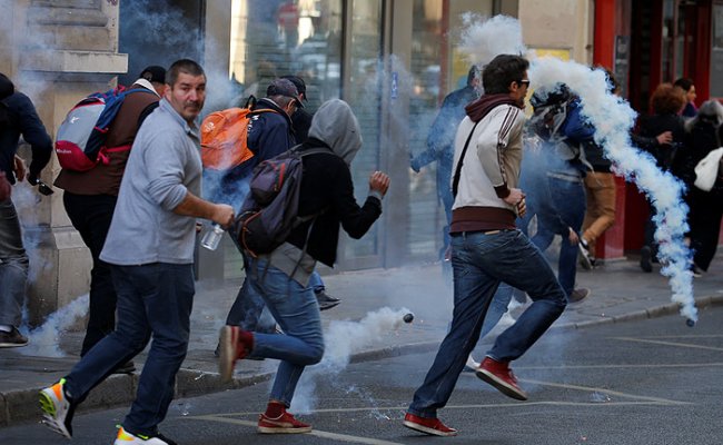 В Париже полиция применила слезоточивый газ, чтобы разогнать акцию «желтых жилетов»