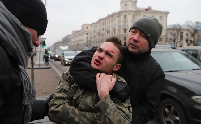 Силовики задержали мужчину, который пытался перекричать русофобский перформанс в Минске