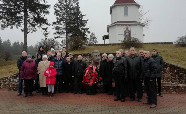 Коммунисты возложили цветы к памятнику Сталина в 140-ю годовщину со дня его рождения