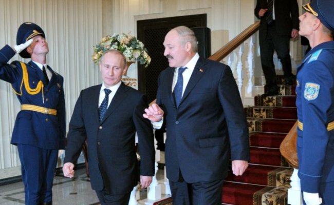 «Коммерсантъ»: На Лукашенко оказывается серьезное давление, и он отбивается, как может