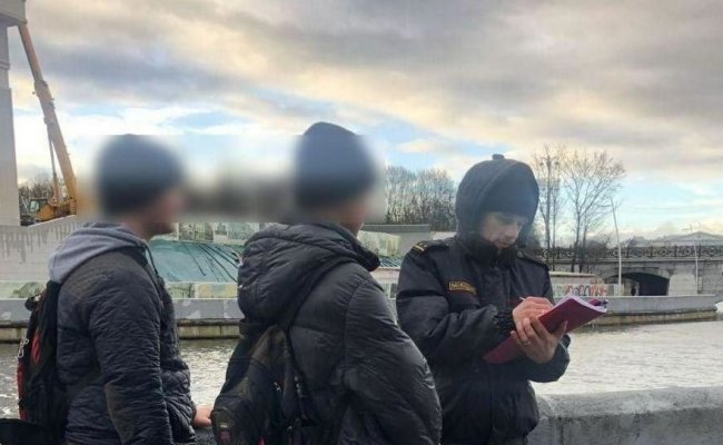 Подростки выловили из Свислочи в центре Минска гранату