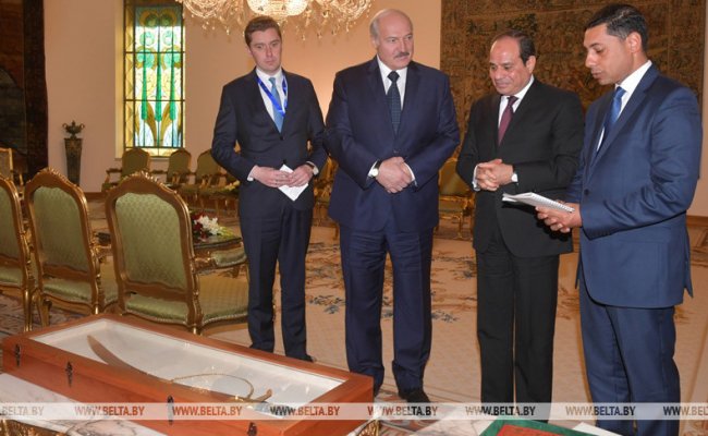 Лукашенко подарил президенту Египта Коран