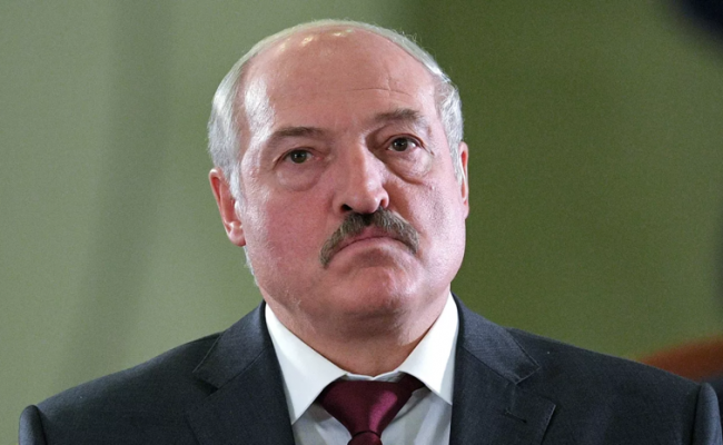 Опрос: Более 50 % россиян считают, что Лукашенко держит страну открытой, потому что боится экономического удара
