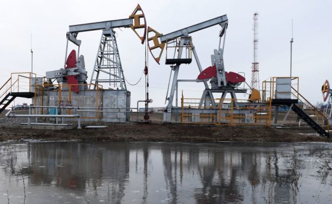 Страны ОПЕК+ договорились о сокращении добычи нефти на ближайшие два месяца