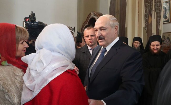 Лукашенко заявил, что «Бог по делу стукнул по голове» людей коронавирусом