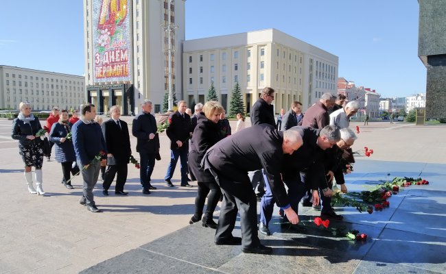 В Минске коммунисты возложили к памятнику Ленина цветы