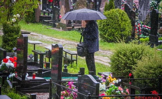 Белорусов призвали не посещать кладбища на большие выходные из-за коронавируса