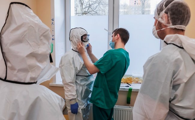 Медработники, работающие с инфицированными коронавирусом, получают надбавки с 1 апреля