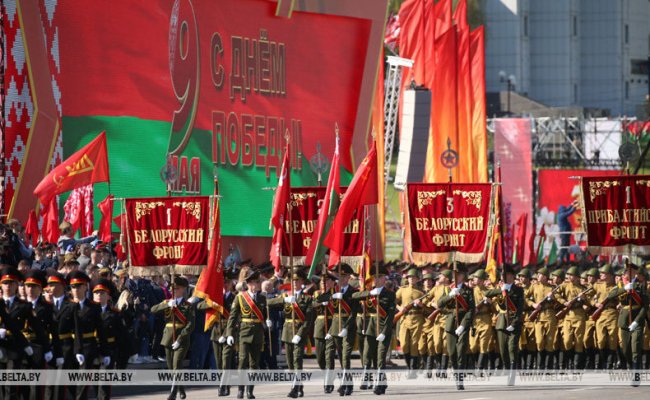 Лукашенко критикам парада: Не торопитесь осуждать наследников Победы