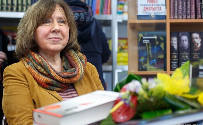 Алексиевич о ситуации с коронавирусом в Беларуси: Нас затягивает в эту воронку