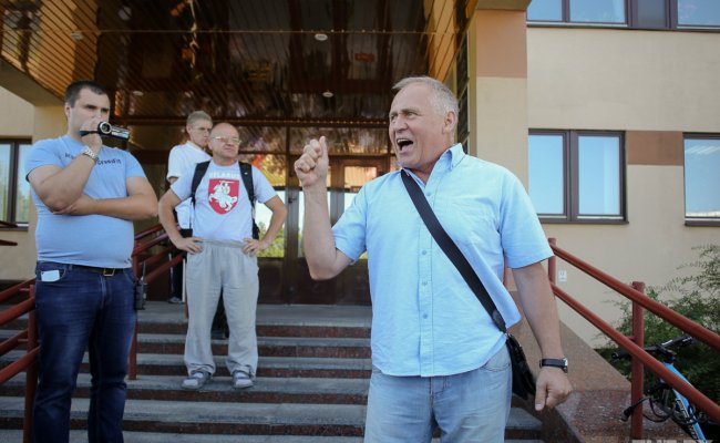 Статкевич: Возле Верховного суда во время подачи жалобы задержали от 8 до 10 человек