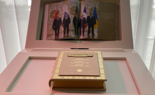 «Пул Первого» показал книгу Почетных гостей, которая появилась во Дворце Независимости
