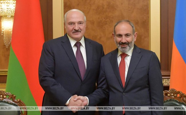 Лукашенко по телефону обсудил с Пашиняном борьбу с коронавирусом