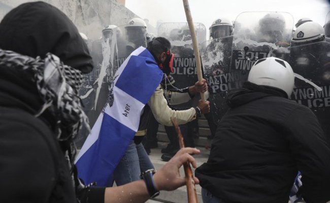 В Афинах демонстранты забросали «коктейлями Молотова» и камнями посольство США