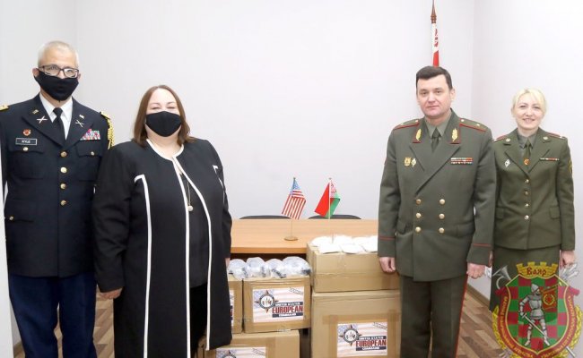 Дипломаты США передали военным Беларуси защитные маски и очки