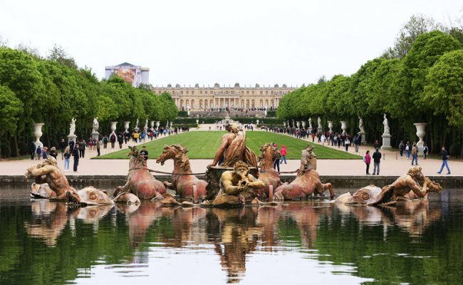 Во Франции вновь открыли Версальский дворец