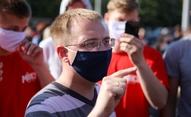 Пикет за Лукашенко в Минске: депутат Клишевич мешал журналисту «Свободы»