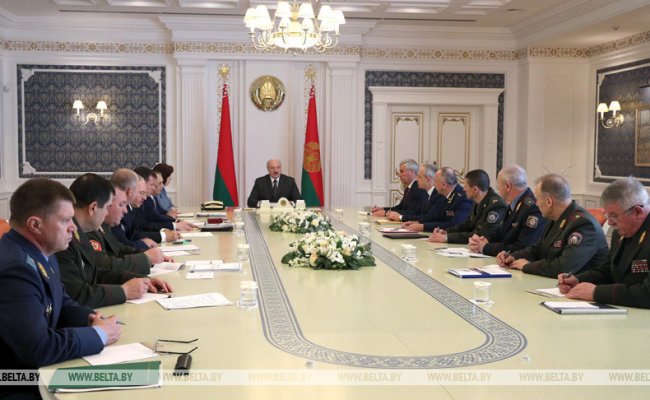 Лукашенко заявил о недопустимости превращения сбора подписей в несанкционированные митинги